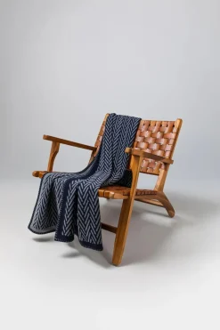 JOHNSTONS OF ELGIN HERRINGBONE JACQUARD BLANKET STITCHED THROW - NAVY/MID GREY