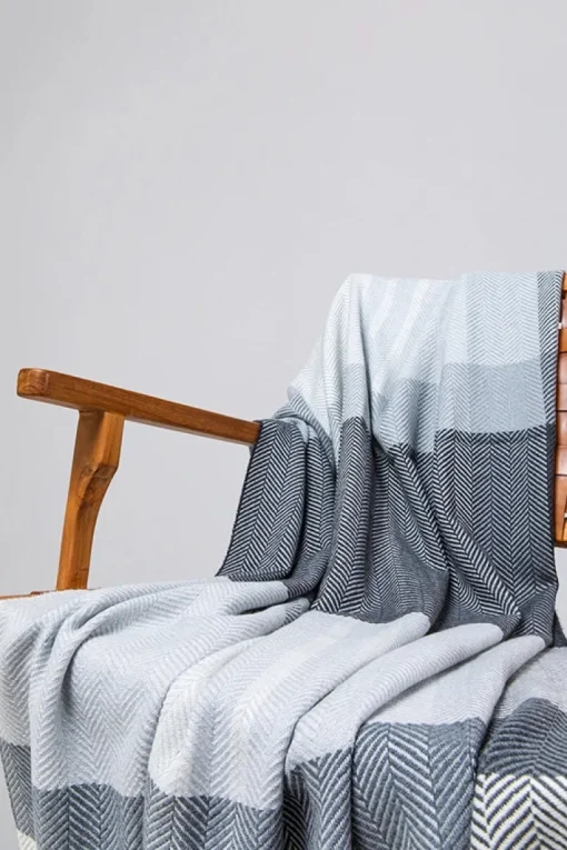 JOHNSTONS OF ELGIN LOFTY CHECK THROW - GREY & WHITE
